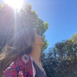 Manuela Pal Instagram - Feriadito de 🌞 te amo! Amparito se inspiró y me hizo fotos! Mi fotógrafa favorita del mundo entero ❤️ @kenzoparfums #flowerbykenzo 🌺