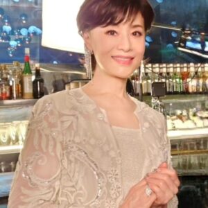 Mao Daichi Instagram - 明けましておめでとうございます㊗️

『正直不動産スペシャル』
今夜21時からオンエアです📺

久しぶりの💎マダム💎
相変わらず謎の多い女性です😏

撮影現場で福原遥ちゃんと……o(^-^)o
いつも笑顔でとっても可愛い遥ちゃん🥰

#正直不動産 #NHK
#正直不動産スペシャル
#マダム
#1月3日 21:00〜
#福原遥
#大地真央
#MAODAICHI
#hirokokoshino
#ginzamaggy
