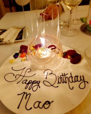 Mao Daichi Instagram - 今年の誕生日はハワイでした🏝️🥂🎉

2月のハワイの夜は肌寒かったのですが、
心はポカポカでした♫

沢山のお祝い💐✉️🎁🍾を
ありがとうございました❤️🩵🩷
感謝‼️感謝‼️です。

#2月5日
#誕生日 🎂
#ハワイ
#ザカハラホテルアンドリゾート
#カハラホテル
#arancinokahala
#アランチーノアットザカハラ
#お花 💐🌼🌸🌹🌻🌷🌺
#プレゼント 🎁🎀💌
#ありがとうございます
#感謝✨🙏
#大地真央
#MAODAICHI
#森田恭通
#yasumichimorita