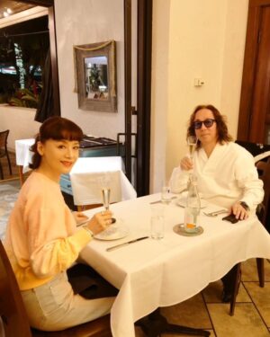 Mao Daichi Instagram - 今年の誕生日はハワイでした🏝️🥂🎉

2月のハワイの夜は肌寒かったのですが、
心はポカポカでした♫

沢山のお祝い💐✉️🎁🍾を
ありがとうございました❤️🩵🩷
感謝‼️感謝‼️です。

#2月5日
#誕生日 🎂
#ハワイ
#ザカハラホテルアンドリゾート
#カハラホテル
#arancinokahala
#アランチーノアットザカハラ
#お花 💐🌼🌸🌹🌻🌷🌺
#プレゼント 🎁🎀💌
#ありがとうございます
#感謝✨🙏
#大地真央
#MAODAICHI
#森田恭通
#yasumichimorita