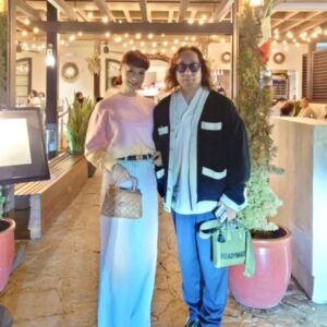 Mao Daichi Instagram - 今年の誕生日はハワイでした🏝️🥂🎉

2月のハワイの夜は肌寒かったのですが、
心はポカポカでした♫

沢山のお祝い💐✉️🎁🍾を
ありがとうございました❤️🩵🩷
感謝‼️感謝‼️です。

#2月5日
#誕生日 🎂
#ハワイ
#ザカハラホテルアンドリゾート
#カハラホテル
#arancinokahala
#アランチーノアットザカハラ
#お花 💐🌼🌸🌹🌻🌷🌺
#プレゼント 🎁🎀💌
#ありがとうございます
#感謝✨🙏
#大地真央
#MAODAICHI
#森田恭通
#yasumichimorita
