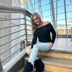 María Eugenia Larraín Instagram - Les deseo un lindo fin de semana, sigueme en mi canal de youtube donde estare subiendo musica de sanacion y  videos de numerologia @kenitalarrainoficial 

Mi bello look es de mis amigos de @jardinemergente y las botas de @victorgonzalezhandmade 

Styling @vic_eduardo34