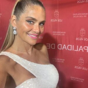 María Eugenia Larraín Instagram - Jornada de cierre en el Festival de los Vilos... Super nova- show de drones- Pailita- Tomo como Rey y muchas sorpresas más!!! 😍😍😍💖💖💖
#verano
#festival
#2024
#chile
#television
#musica
#entretenimiento