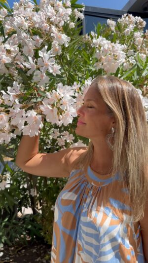 María Eugenia Larraín Instagram - La vida hay que disfrutarla con cosas simples e importantes... la Naturaleza, flores... los árboles por ejemplo que son grandes Maestros💗💗💗 Feliz domingo a todos!!!

💗Mi vestido bello es de @jardinemergente @jardinemergente