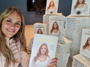 María Eugenia Larraín Instagram - Ayyy… les tengo noticias! 😊 Este 6 de octubre desde las 18:00 horas estaré firmando mi libro “El camino de tus números” en Librería Antártica que está ubicada en el Mall Costanera Center, en el nivel 1. 

Si quieres una dedicatoria ¡esta es tu oportunidad! Te estaré esperando para que nos podamos conocer. 💖

Ubicación: Librería Antártica, en el Mall Costanera Center (Providencia), nivel 1.
Horario: Desde las 18:00 horas.

#elcaminodetusnumeros #numerologia #lanzamiento #sanacion #autoconocimiento #karma #planetadelibros #planetadelibroschile #lectores #firmas