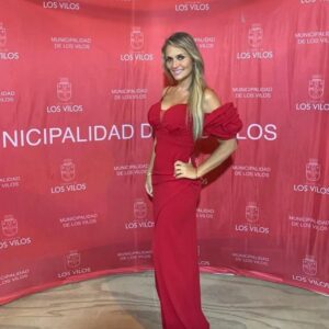 María Eugenia Larraín Instagram - Gracias Festival de la canción de Los vilos 2024 por una noche mágica!!!
Mas de 15.000 personas disfrutando esta  fiesta maravillosa al lado del mar... hoy los esperamos nuevamente a partir de las 21:30 hrs. con la actuación de flaviana y Bruno al ritmo del Axé, en el humor Coronel Valverde y cerrando la jornada festival, desde Argentina... Ráfaga🤗💖... los esperamos a todos!!! Entrada gratuita🥰🥰🥰
Gracias por el hermoso vestido rojo a @castaydevotachile.cl

#festival
#2024
#baile
#familia
#verano
#playa
#entretencion
#canto