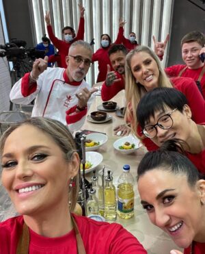 María Eugenia Larraín Instagram - Se viene con todo hoy... el primer capítulo de " El Discipulo del Chef" a las 22:30 por las pantallas de CHV... imperdible!!! Bss
@chilevision 
@discipulochv 
@renata_bravo_ 
@giulianasotela 
@yuhui_po 
@emiliadaiber 
@zafrada.diaz 
@fabriciovasconcelosoficial
@sergiarola