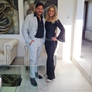 María Eugenia Larraín Instagram - Gracias a todos por sus saludos de Cumpleaños!!!! Gracias a @uribe_luiss por mi vestuario ochenyero  que preparó para mi y a www.korta.cl por ser parte de mi fiesta...@kortawines 💗💗💗
#amor
#cumplaños
#celebration