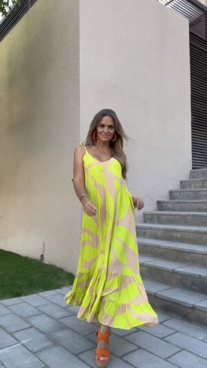 María Eugenia Larraín Instagram - Conoce la nueva colección maravillosa de vestidos y accesorios de @jardinemergente qué tiene esta temporada de verano 2023✨✨✨

🫶 Sandalias @victorgonzalezhandmade