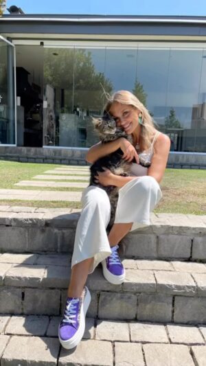 María Eugenia Larraín Instagram - ... que grandes compañeros y maestros son los animalitos, los gatos especialmente son grandes psiquicos y transmutadores de energia negativa, quedé maravillada en mi primer viaje a Egipto el año 2005... cultura que admiro profundamente, al descubrir que los gatos simbolizan la “Protección”... 🐱🌈💖

🫶🫶🫶Zapatillas @victorgonzalezhandmade 🫶🫶🫶