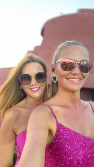María Eugenia Larraín Instagram - ¡Hoy vinimos combinadas sin querer a @siguemetvmas ! 🙊💕 el rosado atrae buenas energías 👌🏼
