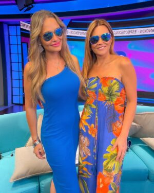 María Eugenia Larraín Instagram - Hoy Daniella y Kenita optaron por un look veraniego muy similar 🙊💙 ¿una previa a Viña?