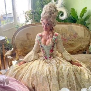 María Eugenia Larraín Instagram - Me puse lo primero que encontré🤣👑 para tomarme un tecito y comenzar a ver la nueva serie de @netflixchile Reina Charlotte 
#queenkenita #queen #netflix #reinacharlotte #series #entretenimento #madamedubarry 
@netflixchile 
@reinadechile