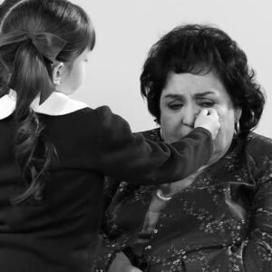 María José Mariscal Instagram - vuela alto Madrina 🕊🤍

El más largo adiós…
No tengo palabras para describir los sentimientos encontrados y la profunda tristeza que siento en estos momentos, y podría hablar por todas esas personas que tuvieron la suerte de conocerla. De la noche a la mañana… “todo pasa por algo”  1 mes antes de que todo esto empezara, Carmelita me invitó a su casa, ya habían pasado más de 2 años de no verla, por parte, la pandemia, y siento que por algo la vi justo en una fecha tan cercana a todo… Sin saberlo, fui a despedirme, y me siento tan mal, pero tan afortunada al mismo tiempo, por haber sido de las últimas personas que la vieron y convivieron con ella. Unx no valora a la gente porque piensa que es eterna, de verdad, jamás te imaginas el momento llegar, y así yo veía a Carmelita, como una mujer Fuerte y Eterna, y todavía sentía que nos faltaban muchísimos momentos por vivir, y equivocadamente así solía ver todas las personas de mi al rededor, quien se iba a imaginar. Gracias por darme mi patada de la suerte a mis 6 años. Gracias por invitarme a mi y a mi mamá a comer bacalao cada que se acercaba navidad. Gracias por enseñarme mi primer grosería QUE PEDOO. Gracias por ser mi madrina. Gracias por haberme amado tanto. ❤️

Descansa en paz Madrina 🤍🎭

Atte: María José Mariscal Archer 

-Tú ahijada favorita <3