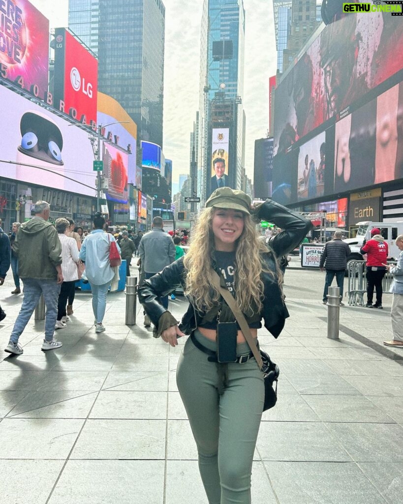 María Rubio Sánchez Instagram - Unas cuantas fotis más de NY (sólo quedan 24063). Estoy empezando a ponerme las pilas con todas mis redes, y me planteaba empezar a subir reels por aquí. ¿Qué os gustaría ver?