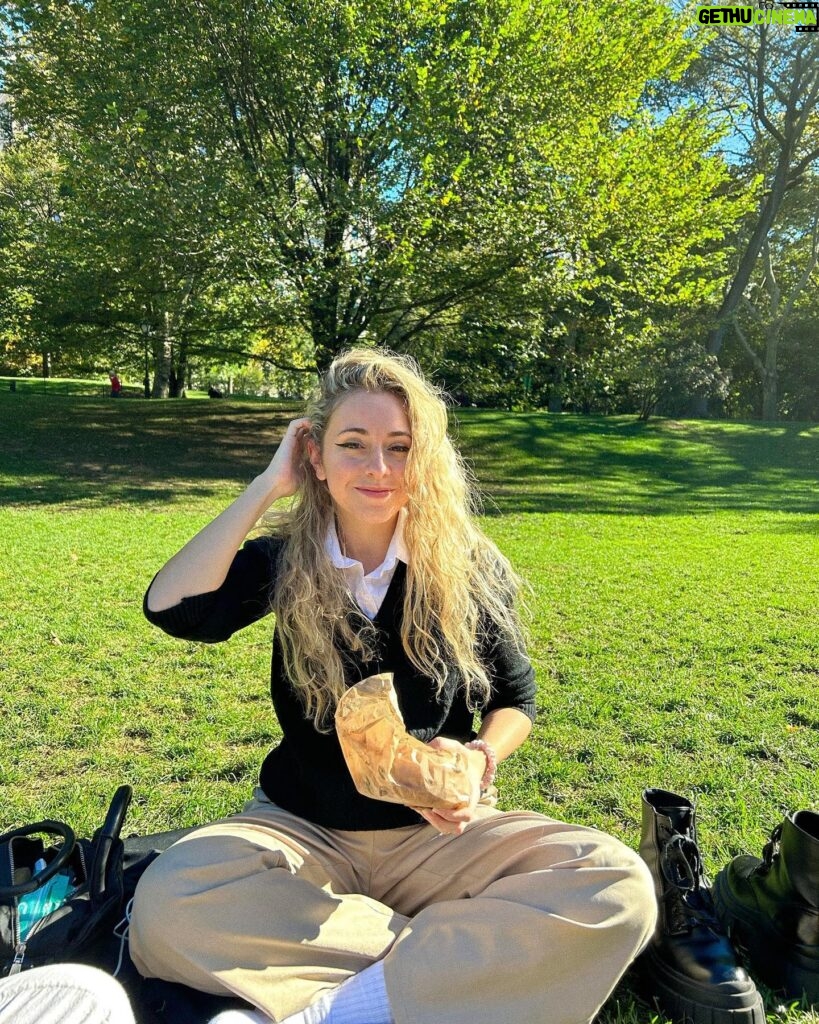 María Rubio Sánchez Instagram - Picnic en el central park porque nos encantan los clichés 🧺