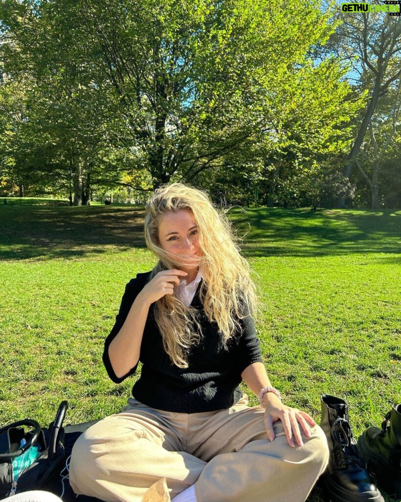 María Rubio Sánchez Instagram - Picnic en el central park porque nos encantan los clichés 🧺