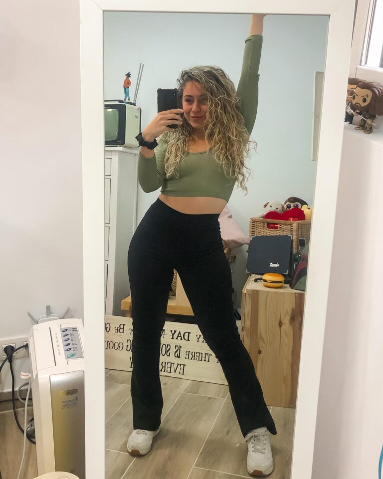 María Rubio Sánchez Instagram - Selfie de espejo porque no siempre se puede ser super cool pero siempre se puede seguir siendo súper dosmilera 🎸
