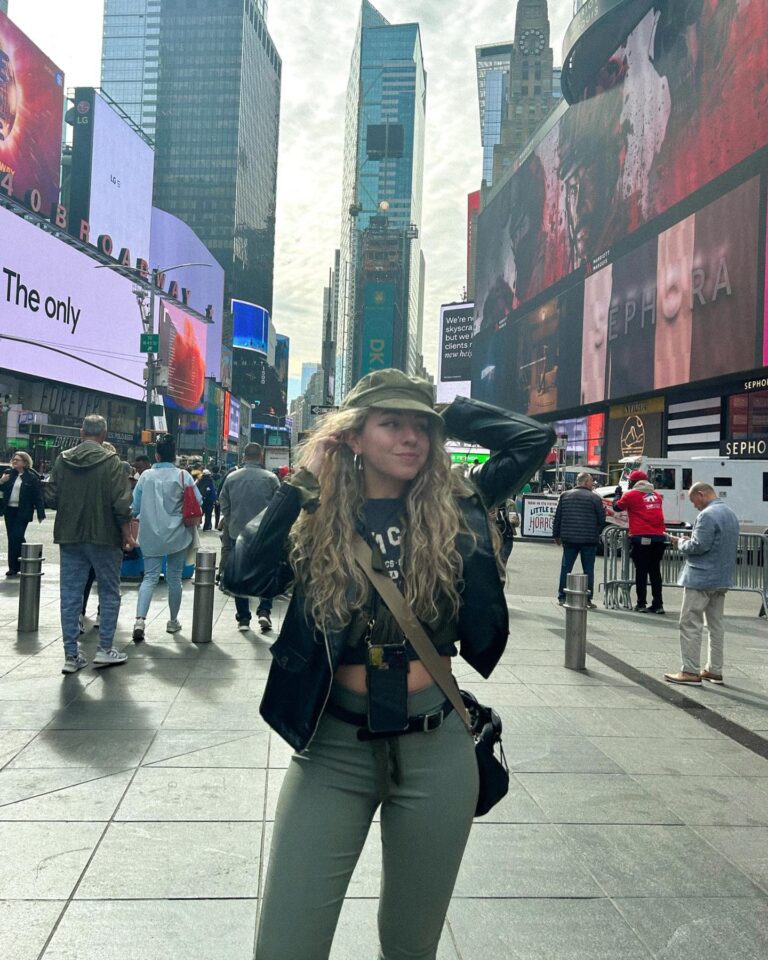 María Rubio Sánchez Instagram - Unas cuantas fotis más de NY (sólo quedan 24063). Estoy empezando a ponerme las pilas con todas mis redes, y me planteaba empezar a subir reels por aquí. ¿Qué os gustaría ver?
