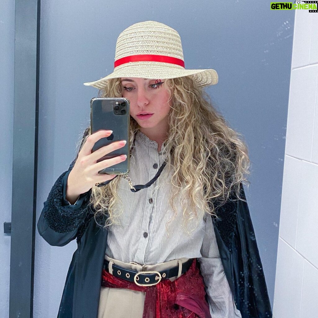 María Rubio Sánchez Instagram - Hace unas semanas hice un inspired outfit desos para el salón del manga y a pesar de que iba de shanks de forma MUY evidente , mucha gente pensó que era heidi :(((