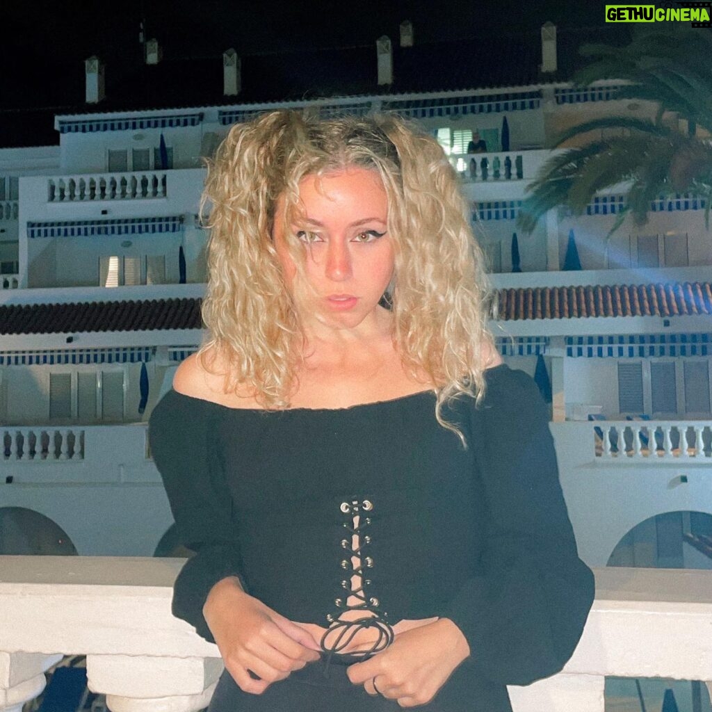 María Rubio Sánchez Instagram - Cara de susto y costumbrismo español balcón benidormeño