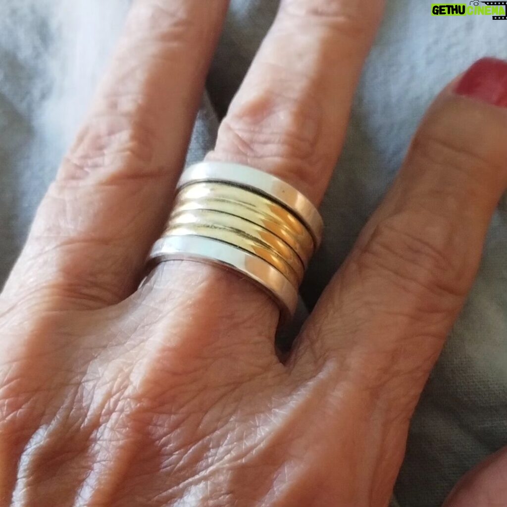 María Valenzuela Instagram - Anillo de oro y plata! Gracias Sebastián ❣️ Y les cuento que se viene un anillo sorpresa por el que la mayoría va a enloquecer! ❤️