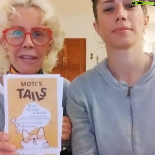 María Valenzuela Instagram - Les queremos contar nuestra gran experiencia que tuvimos con Moti'S Tails. Hace 2 semanas, me escribió Fiore (la dueña de Moti'S Tails y la mujer de Ángel, ambos emprendedores y tan perrunos como nosotras). Ese día ella me contó un poco lo que decimos con Male en el vídeo ☝🏼. Son viandas de comida natural, sin aditivos ni conservantes, para perros y perras. Ahí, automáticamente, le di el contacto de Male para que ella le cuente mejor de qué se trata Moti'S Tails. Unos días después, nos llegó una bolsa con dos viandas, 4 sopas y un montón de snacks!!!!!!!!!! 🍗🥩🥕🍐🥦🥒🍠🍋 La verdad, al principio, nos daba un poco de 'miedo', ya que nunca habíamos probado ese tipo de alimentos para nuestros perros. Nos parecía un poco raro... decíamos: "Eso como Yo ma", "Yo también. ¿Zanahoria, remolacha para nuestros peques?". Pero Fiore, tan amorosa y encima con conocimiento científico, nos convenció... ¡¡¡Y fue un ÉXITO!!! 🥳🎉🎈🎊 Así que les súper recomendamos las viandas, hechas a medida de Moti'S Tails. 💯💯💯💯 Roma y Kika 🐶🐶 son fans del Solomillo de cerdo con vegetales, ya no quieren comer más comida balanceada. Pipa y Alain 🐶🐶, tienen problemas con la piel, por eso toman unas gotitas en el almuerzo. Nina 🐶, ya con 13 años, su estómago no es el que tenía hace 4 años. Pero, igualmente los 3 piden 'nosotros también queremos las viandas che'. Así que la semana que viene, ya tenemos turno con una nutricionista, para que ella nos diga, qué comida natural tiene que comer cada uno, para que tengan el mejor cuidado y una mejor calidad de vida. ¡Gracias @motis_tails! La próxima, les toca a La Cali y La Rosalía 😺😺 (también hay platos para gatos y gatas). Acá les dejamos el teléfono para que se comuniquen con ellos📞 54 11 2400-2904 *Perdón por la cara de Male, al final, ella está bien 🤣🤣🤣 *Después les mandamos otro vídeo y unas fotos, porque no pudimos poner todo en el mismo posteo.