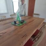 María Valenzuela Instagram - ¡Gracias @vacamistica! 🤩 Estamos felices con Male. Ahora tenemos una hermosa mesa para desayunar, comer y jugar al burako también 🙌🏼🙌🏼😂🤣 #mesa #maciza #VacaMística #Córdoba #muebles #accesorios 🎊🎉🎊💫✨🌹