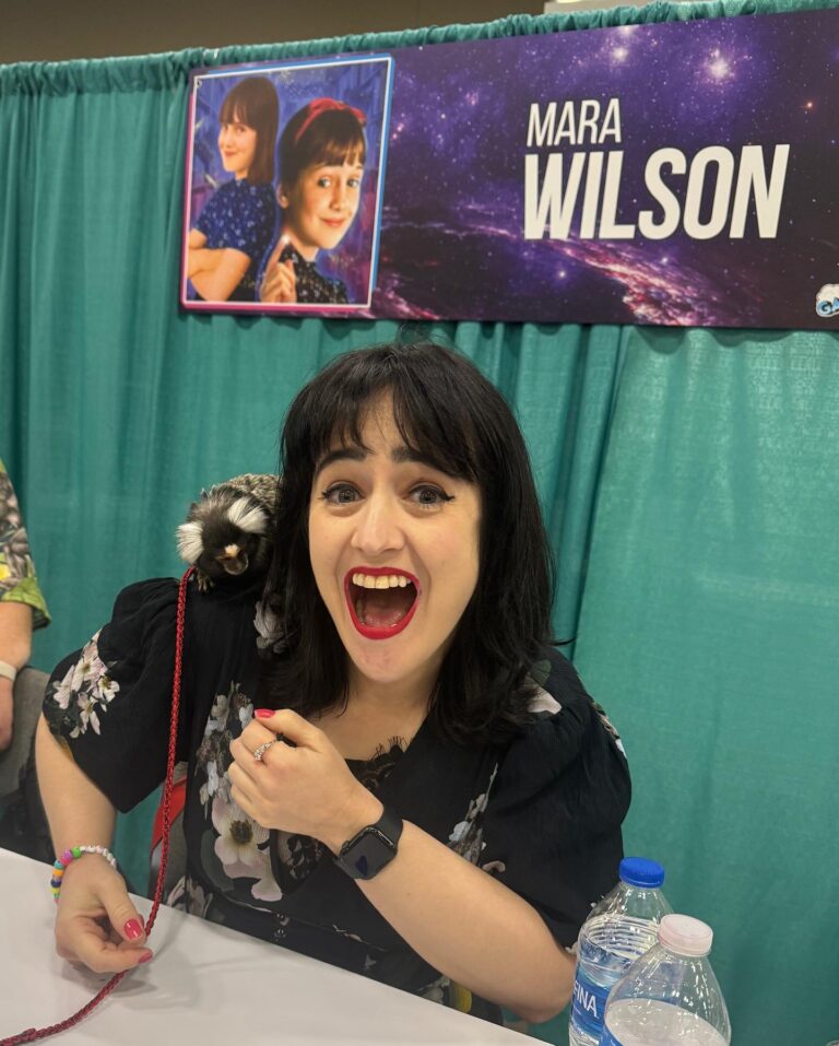 Mara Wilson Instagram - I met so many wonderful people at #GalaxyConColumbus, but I also got to meet a MONKEY.