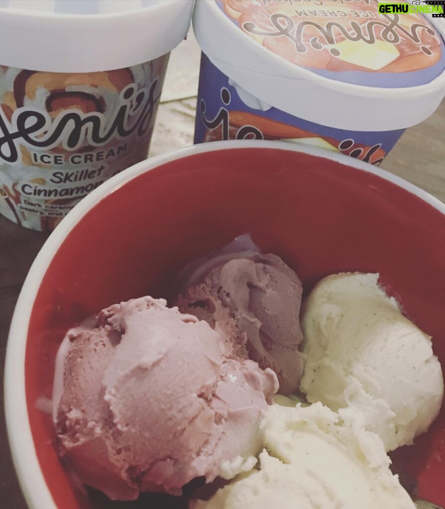 Mara Wilson Instagram - Apparently, today, February 5, is Ice Cream For Breakfast Day! This is a holiday I can get behind. Thank you @jenisicecreams for enlightening me! 🍨 😻 #IceCreamIsBreakfast