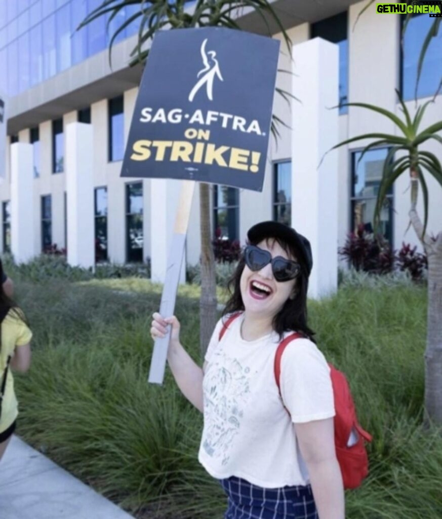Mara Wilson Instagram - TFW you run into a photojournalist friend on the picket lines! Proudly @sagaftra since 1992, and supporting the WGA since forever. #sagaftra #sagaftrastrong #sagaftrastrike #wgastrong #wgastrike