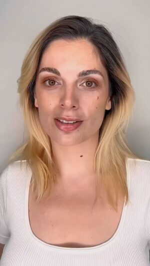 Marcela Lahaud Instagram - A @esteticamariananeves que me fez ficar linda do tipo:
I woke up like this 💁‍♀️✨✨✨

Brow lamination   Hydralips 👄
.
.
#transformation #transformationtuesday #transformação #antesedepois