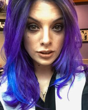 Marcela Lahaud Instagram - Uma Marcela roxa e viajante de 2015 passando na sua timeline 💜✨

.
,
#purplehair #coloredhair #haircolor #rainbowhair #cabelocolorido #haircare #hairlove
