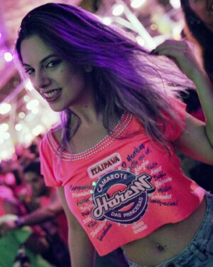 Marcela Lahaud Instagram - Uma Marcela roxa e viajante de 2015 passando na sua timeline 💜✨

.
,
#purplehair #coloredhair #haircolor #rainbowhair #cabelocolorido #haircare #hairlove