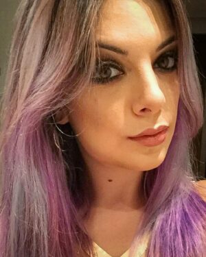 Marcela Lahaud Instagram - Uma Marcela roxa e viajante de 2015 passando na sua timeline 💜✨

.
,
#purplehair #coloredhair #haircolor #rainbowhair #cabelocolorido #haircare #hairlove