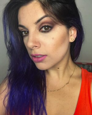 Marcela Lahaud Instagram - Uma Marcela roxa e viajante de 2015 passando na sua timeline 💜✨

.
,
#purplehair #coloredhair #haircolor #rainbowhair #cabelocolorido #haircare #hairlove