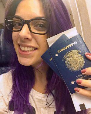 Marcela Lahaud Instagram - Uma Marcela roxa e viajante de 2015 passando na sua timeline 💜✨

.
,
#purplehair #coloredhair #haircolor #rainbowhair #cabelocolorido #haircare #hairlove