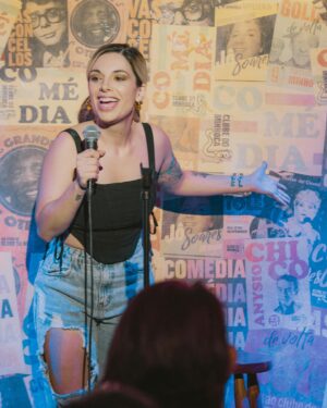 Marcela Lahaud Instagram - 📸📸📸 #photodump pelas lentes da @lally.z
na abertura do solo da @soucaroldelgado no @clubedominhoca 🤍!

Eu desejo que o seu domingo, apesar de ser domingo, não esteja com gosto de domingo. 

E se o seu domingo está com cara de domingo, que você tenha uma alegria nesse domingo que mude seu domingo. Igual eu tive ao receber essas fotos da @lally.z ☺️💛
 
.
#standup #standupbr #humor #humorbr #explorar #explorer