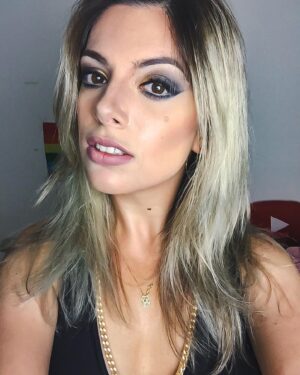 Marcela Lahaud Instagram - ARCO-ÍRIS MARCELA 🌈 em ordem cronológica:

* Ruiva: jul/2003
* Loira 1: out/2015
* Roxa: maio/2016
* Azul: jul/2016
* Vermelha Cereja: set/2016
* Morena: out/2017
* Loira 2: out/2023
* Loira 1 x Loira 2:
8 anos de de diferença, mesma cara e muita skin care 💁‍♀️✨

👇 VOTA NA SUA MARCELA COLORIDA 🏳️‍🌈

.
#PurpleHair #RedHair #BlondeHair #Brunette #BlueHair #ColoredHair #RainbowHair