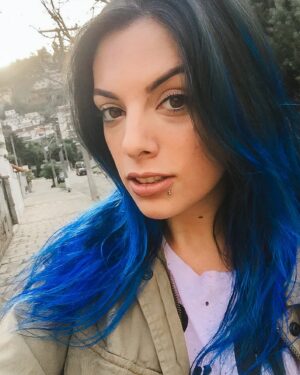Marcela Lahaud Instagram - ARCO-ÍRIS MARCELA 🌈 em ordem cronológica:

* Ruiva: jul/2003
* Loira 1: out/2015
* Roxa: maio/2016
* Azul: jul/2016
* Vermelha Cereja: set/2016
* Morena: out/2017
* Loira 2: out/2023
* Loira 1 x Loira 2:
8 anos de de diferença, mesma cara e muita skin care 💁‍♀️✨

👇 VOTA NA SUA MARCELA COLORIDA 🏳️‍🌈

.
#PurpleHair #RedHair #BlondeHair #Brunette #BlueHair #ColoredHair #RainbowHair
