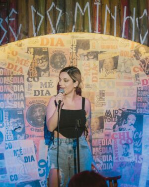 Marcela Lahaud Instagram - 📸📸📸 #photodump pelas lentes da @lally.z
na abertura do solo da @soucaroldelgado no @clubedominhoca 🤍!

Eu desejo que o seu domingo, apesar de ser domingo, não esteja com gosto de domingo. 

E se o seu domingo está com cara de domingo, que você tenha uma alegria nesse domingo que mude seu domingo. Igual eu tive ao receber essas fotos da @lally.z ☺️💛
 
.
#standup #standupbr #humor #humorbr #explorar #explorer