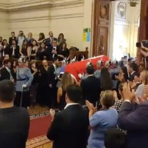 Marcela Sabat Instagram - 🇨🇱 El país entero hoy agradece su inquebrantable compromiso y entrega querido Presidente. Chilenos y chilenas de todos los rincones lo vienen a despedir con tanto cariño.

Honrada de poder recibirlo hoy en el excongreso y acompañarlo siendo parte de su guardia junto a otros diputados y senadores de su querido @rnchile.

Su dolorosa partida deja un enorme vacío. Sabremos cuidar su tremendo legado.

Aún no se entiende, no se cree…

Hasta siempre querido Presidente 🕊️🖤.