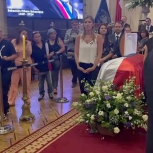 Marcela Sabat Instagram - 🇨🇱 El país entero hoy agradece su inquebrantable compromiso y entrega querido Presidente. Chilenos y chilenas de todos los rincones lo vienen a despedir con tanto cariño.

Honrada de poder recibirlo hoy en el excongreso y acompañarlo siendo parte de su guardia junto a otros diputados y senadores de su querido @rnchile.

Su dolorosa partida deja un enorme vacío. Sabremos cuidar su tremendo legado.

Aún no se entiende, no se cree…

Hasta siempre querido Presidente 🕊️🖤.