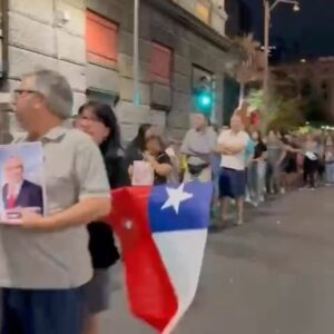 Marcela Sabat Instagram - 🇨🇱🙌🏻 En el Ex Congreso 23:00 hrs y siguen largas filas de chilenos y chilenas que quieren despedir a nuestro Presidente Sebastián Piñera Echeñique. 

Agradecemos todo el cariño y respeto de las miles de personas, que han venido de todo Chile a honrar y reconocer el tremendo legado que nos deja, que tendremos que saber cuidar y buscar trascender.

🖤Nuestro país UNIDO.