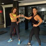 Marcela Carvajal Instagram – Días de ejercicio en @stepaheadfitness.  Dirigiendo un poco de estiramiento y compartiendo con esta súper visita de @monicagomezactriz.  Amigas que hacen ejercicio juntas…. Ustedes completen la frase
Training in @stepaheadfitness with a great friend @monicagomezactriz.  Friends who exercise together…..help me to complete the phrase!