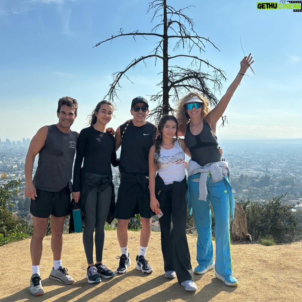 Marcela Carvajal Instagram - Hike together!! #grifithobservatoryhikingtrail gracias @julianfarietta por la guía y la compañía!