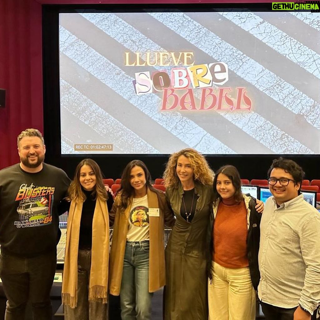 Marcela Carvajal Instagram - Que orgullo y privilegio ser un testigo del proceso de la película @lluevesobrebabel. Aquí en plena post producción en no más ni menos que en los estudios de @sonypictures. Querida @galadelsol espero que sigas contando muchas historias porque Colombia y el mundo necesita más mujeres directoras contando historias. So proud of being a witness of the process of this Colombian film @lluevesobrebabel and this Colombian director @galadelsol. We need more women directing and telling stories! PD. I’m not in pic!! Yo no hago parte de la peli!