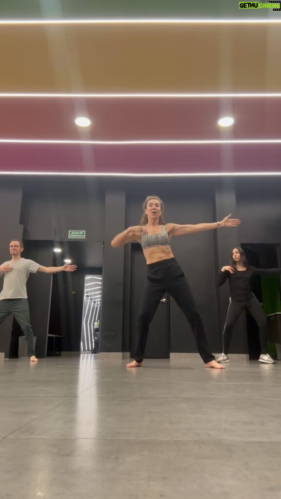 Marcela Carvajal Instagram - Seguimos en actividades “extracurriculares”. Un poco de África-fusión gracias @simonpatricio_samper y @andreasaieh por esa parte invitation!!! More extra activities, some Africa-fusion dancing!!! I love it