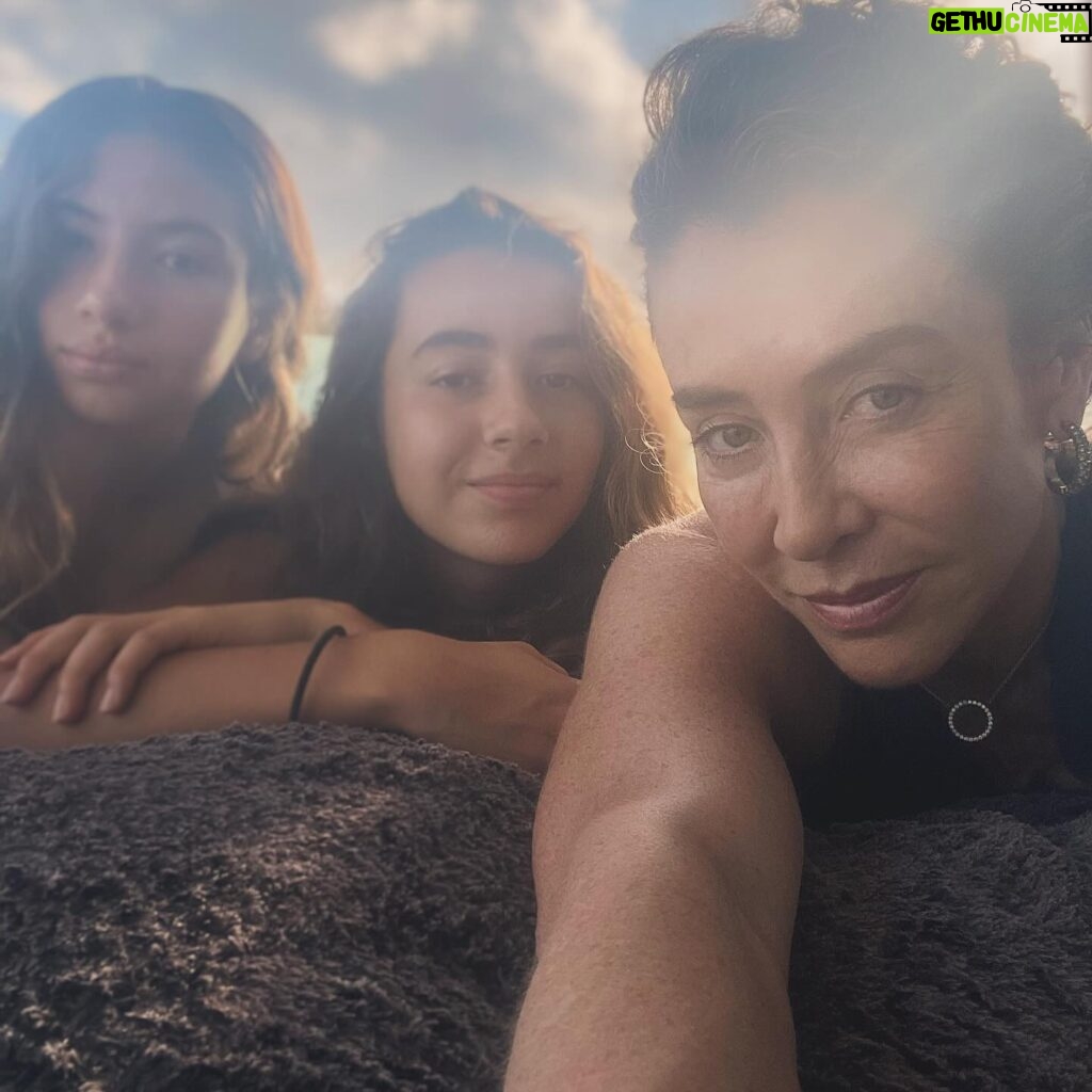 Marcela Carvajal Instagram - Yo y ….mis chicas. Me…. and my girls.