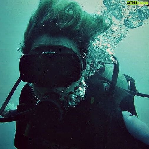 Marcela Carvajal Instagram - Mi #tbt es Marcela buceando por las aguas del caribe #diving in Caribbean waters